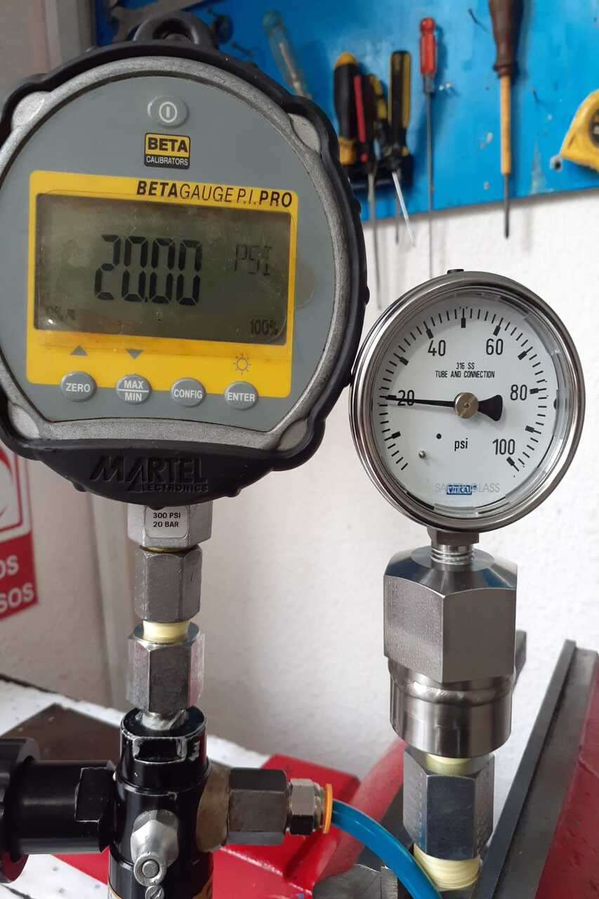 Verificación y mantenimiento de switches con precisión técnica